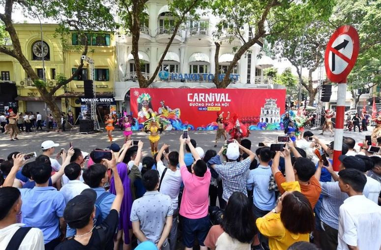 Sôi động Carnival đường phố Hà Nội kỷ niệm “20 năm Thành phố Vì hòa bình”