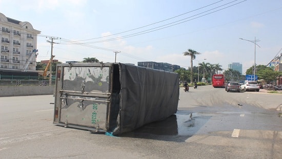 Xe tải mất lái lật nghiêng, hàng nghìn lít hóa chất rò rỉ ra đường