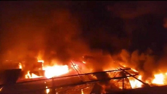 Cháy lớn ở chợ Đắk Lắk, 45 ki-ốt bị thiêu rụi
