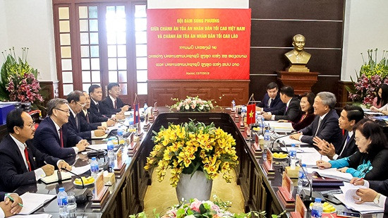 Chánh án TANDTC Nguyễn Hòa Bình hội đàm với Chánh án TANDTC Lào