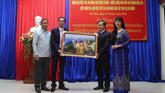 TAND cấp cao tại Đà Nẵng và TAND miền trung Lào cùng chia sẻ kinh nghiệm nghiệp vụ