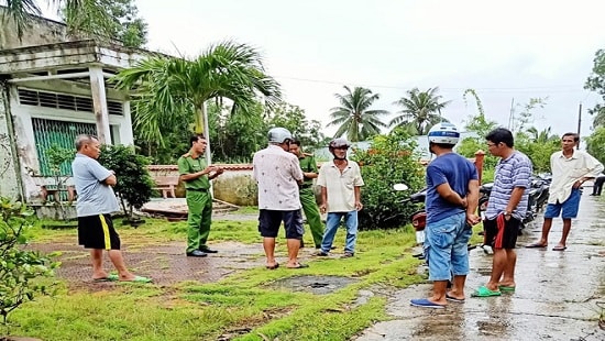 Thi thể người đàn ông bốc mùi trong căn nhà khóa trái