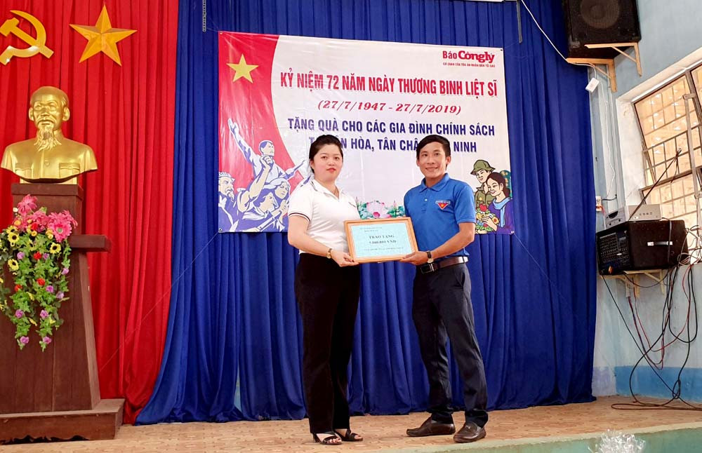 Báo Công lý tặng quà các gia đình chính sách tại Tây Ninh