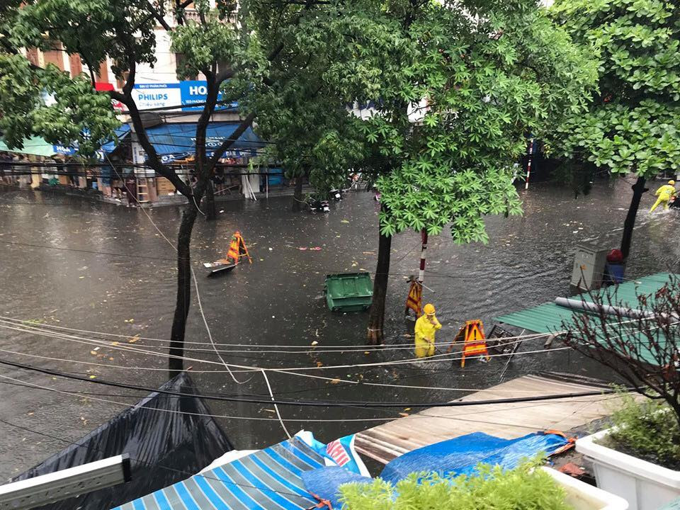 Hà Nội mưa lớn, nhiều tuyến đường lại ngập trong biển nước