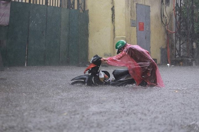 Hà Nội mưa lớn, nhiều tuyến đường lại ngập trong biển nước