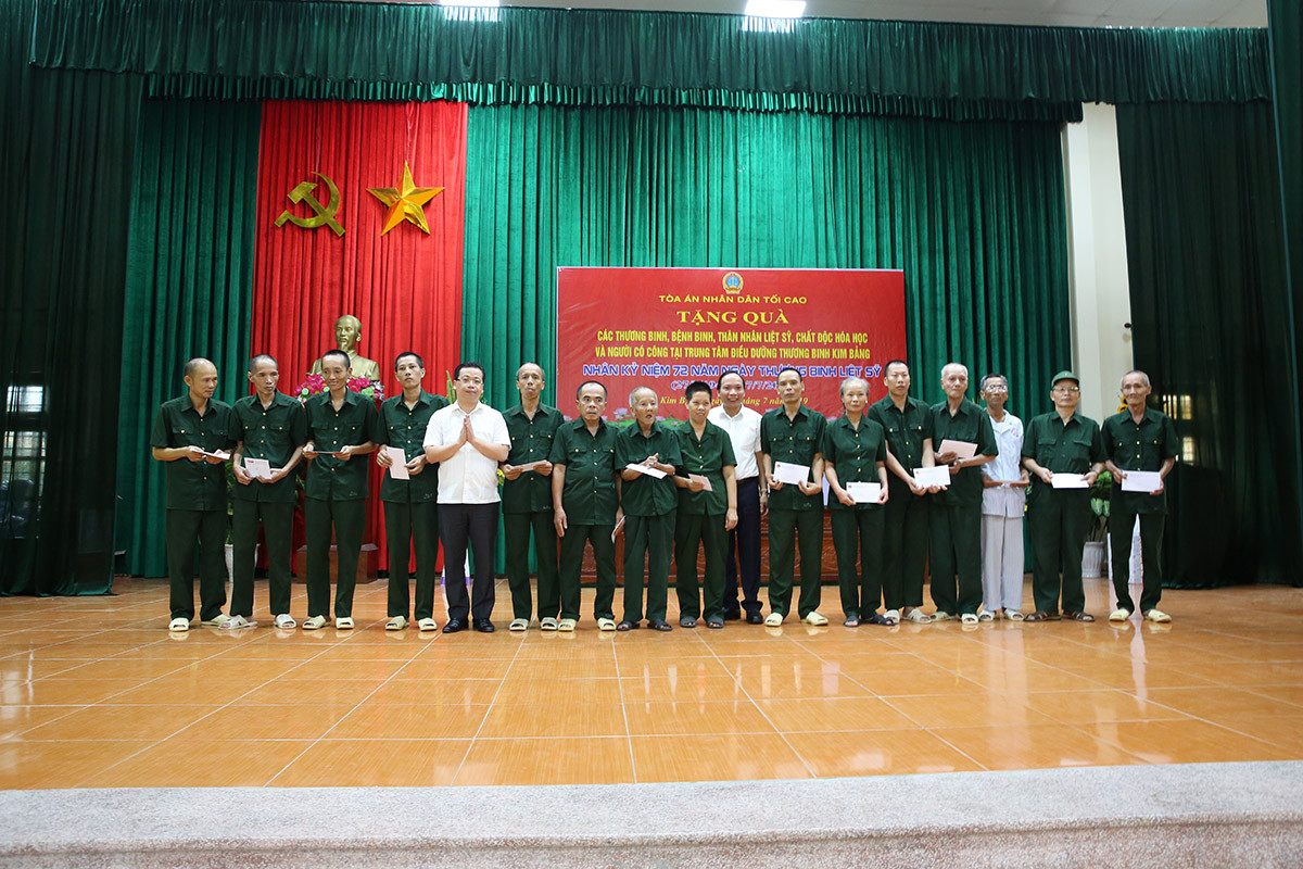 Lãnh đạo TANDTC thăm và tặng quà nhân ngày Thương binh - Liệt sĩ