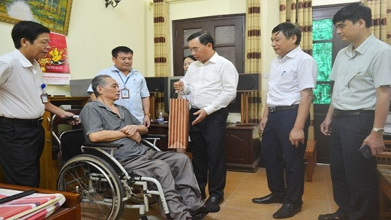 Giám đốc Sở Y tế Hà Nội thăm, tặng quà các thương binh nặng