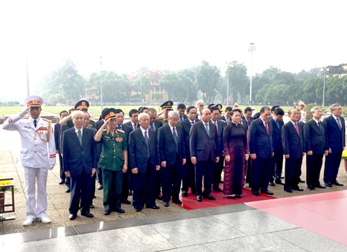 Lãnh đạo Đảng, Nhà nước đặt vòng hoa tưởng niệm các Anh hùng liệt sỹ