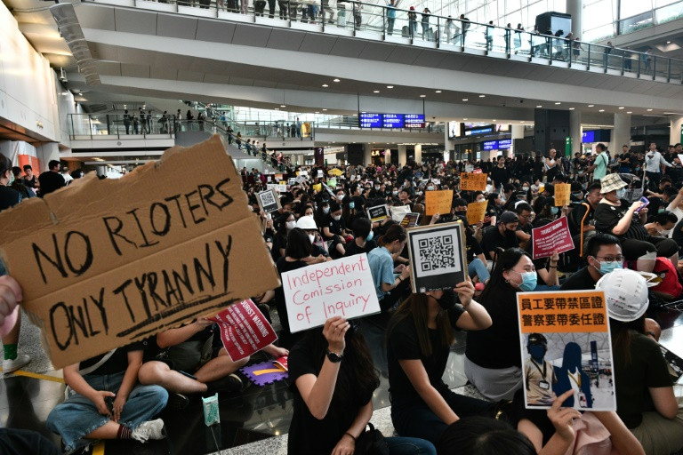 Người biểu tình Hongkong tập trung tại sân bay để tiếp cận du khách quốc tế