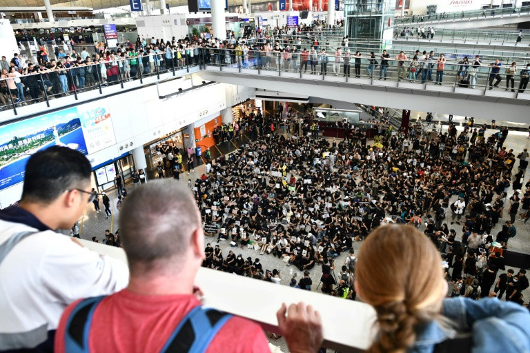 Người biểu tình Hongkong tập trung tại sân bay để tiếp cận du khách quốc tế