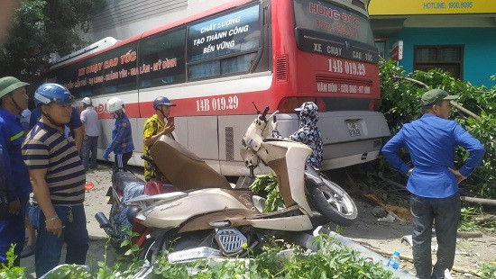 Vụ xe khách mất lái tông hàng loạt xe máy ở Quảng Ninh: 2 nạn nhân tử vong