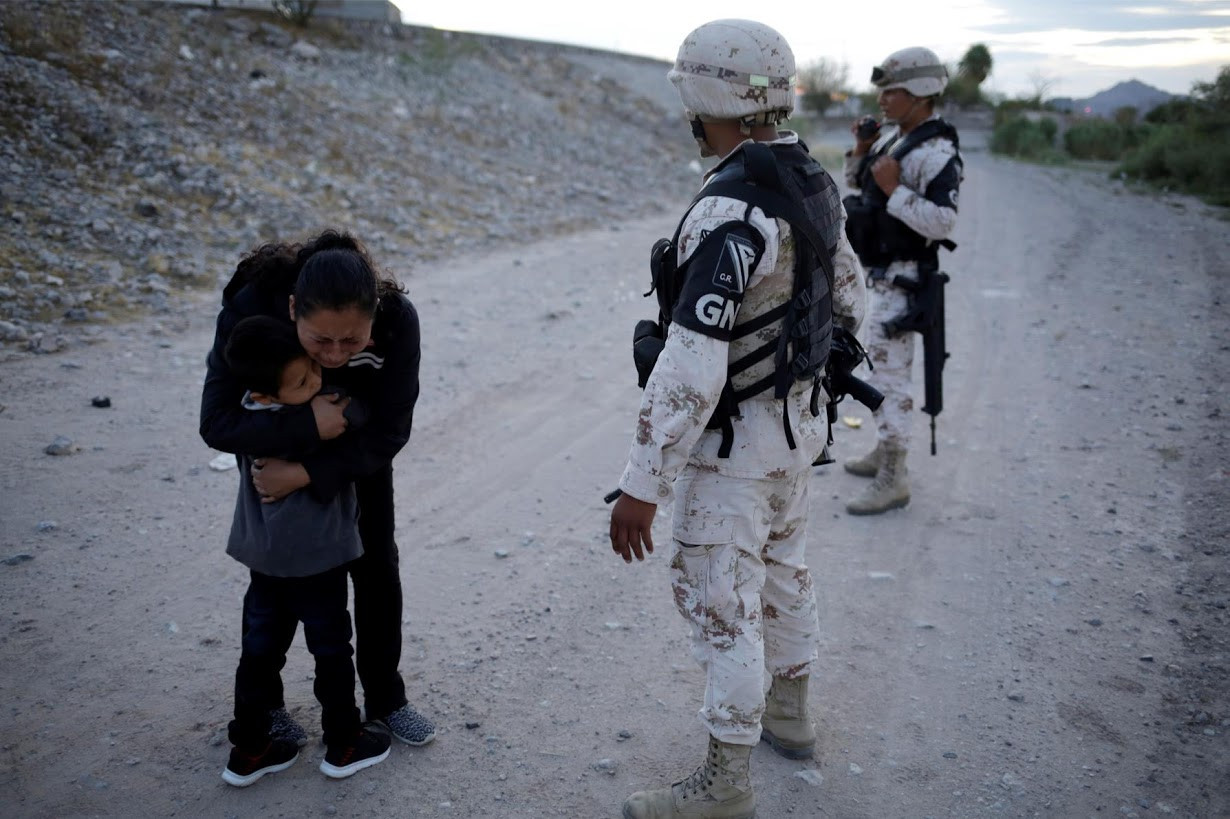 Chùm ảnh người mẹ di cư ôm con khóc tại biên giới Mỹ-Mexico trở thành ảnh nổi bật trong tuần