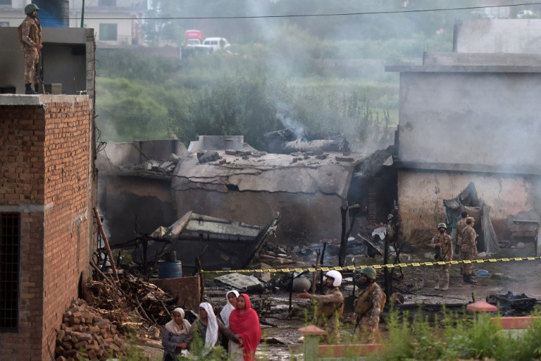 17 người thiệt mạng khi máy bay của quân đội Pakistan rơi trúng khu dân cư