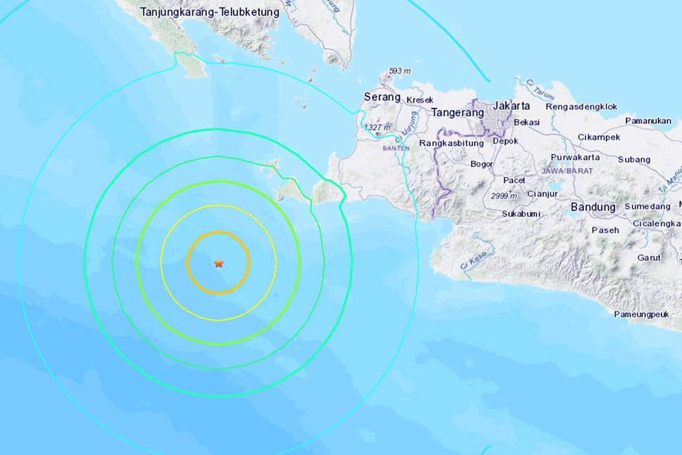 Động đất 7 độ Richter rung chuyển bờ biển Indonesia, cảnh báo sóng thần