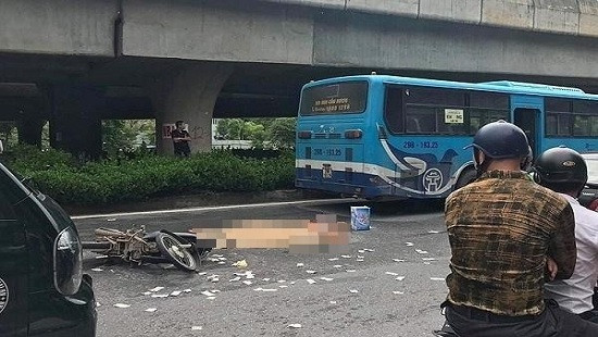 Người đàn ông bị xe buýt chèn tử vong trên phố Hà Nội