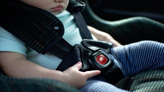 Kỹ năng giúp trẻ thoát hiểm khi ở một mình trên ô tô