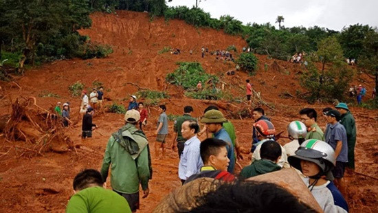 Sạt lở hàng ngàn m3 đất, 3 người trong gia đình bị mắc kẹt
