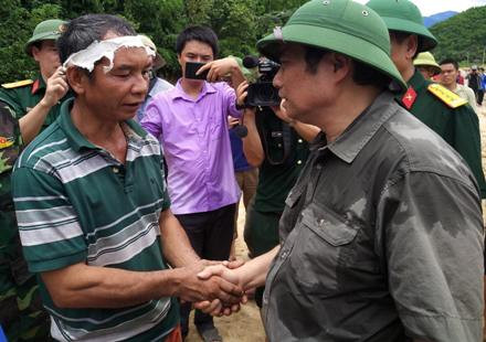 Trưởng Ban Tổ chức Trung ương Phạm Minh Chính thăm đồng bào vùng lũ Thanh Hóa