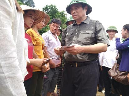 Trưởng Ban Tổ chức Trung ương Phạm Minh Chính thăm đồng bào vùng lũ Thanh Hóa