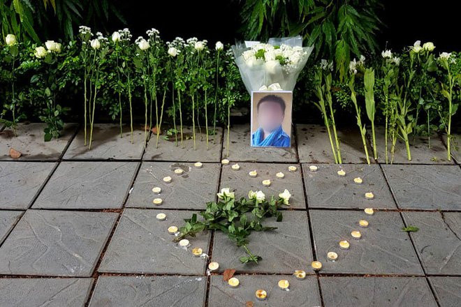 Người dân đặt hoa, thắp nến ở cổng trường Gateway tưởng niệm bé trai bị bỏ quên trên xe