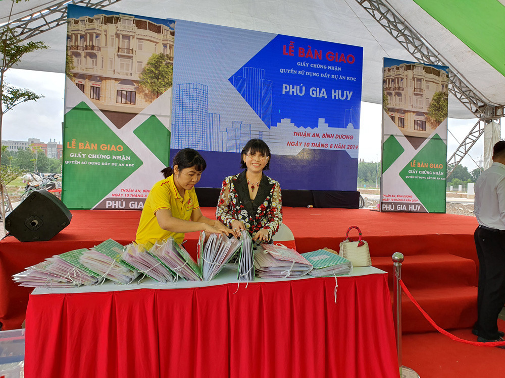 Phú Hồng Thịnh trao giấy chứng nhận QSDĐ cho khách hàng khu Thương mại Phú Gia Huy