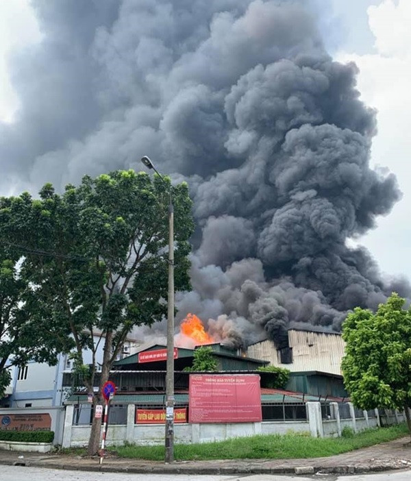 Cháy lớn tại Khu công nghiệp Sài Đồng, gần Aeon Mall Long Biên