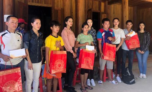 Các người đẹp Miss World Việt Nam chia sẻ với người dân vùng lũ xứ Thanh