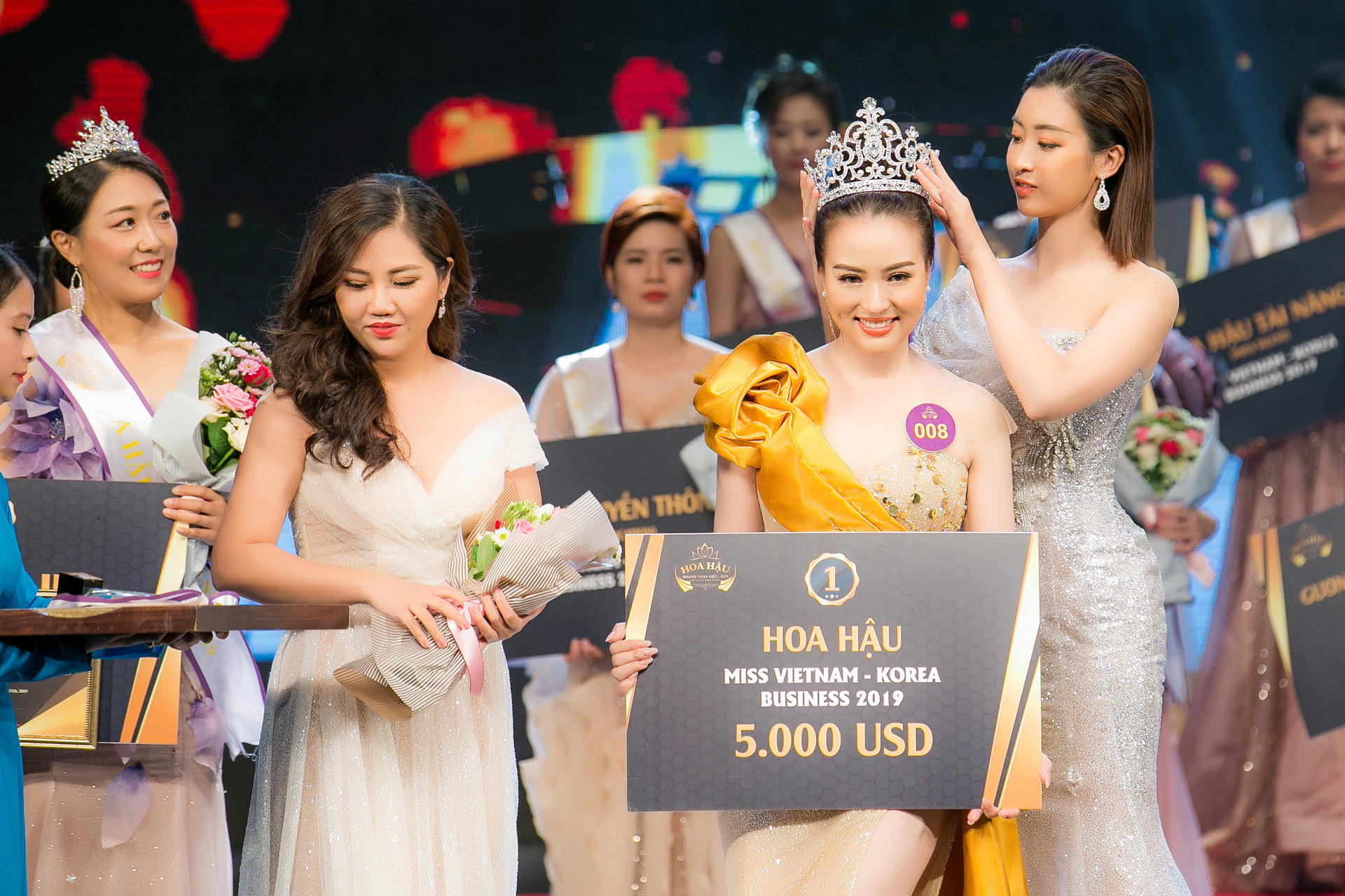 Đóa mẫu đơn đã tỏa sáng trong đêm chung kết Hoa hậu doanh nhân Việt Hàn 2019