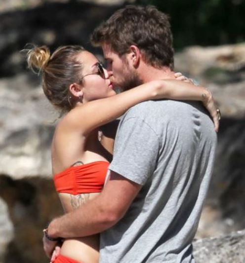 Miley Cyrus và Liam Hemsworth ly hôn sau 8 tháng chung sống