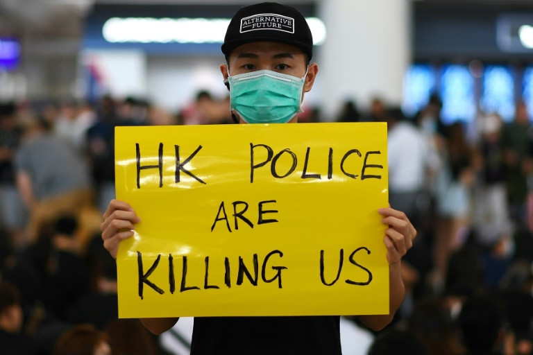 Sân bay Hongkong đóng cửa vì hàng ngàn người biểu tình