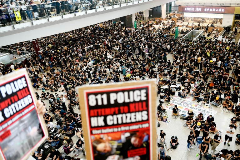 Sân bay Hongkong đóng cửa vì hàng ngàn người biểu tình