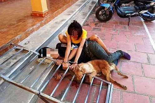 Cặp tình nhân chuyên trộm chó bị người dân vây bắt