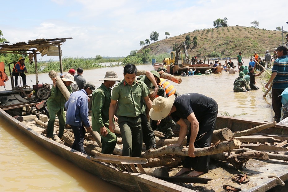 Vỡ đê khiến hơn 1.000ha lúa sắp thu hoạch chìm trong biển nước