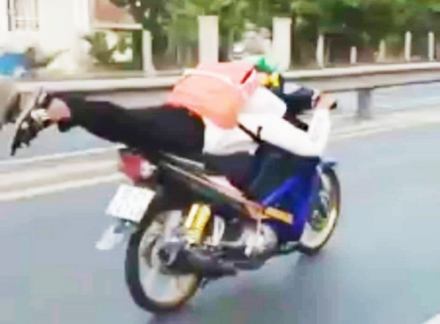 Xử phạt nam sinh cấp 3 “làm xiếc” trên xe máy