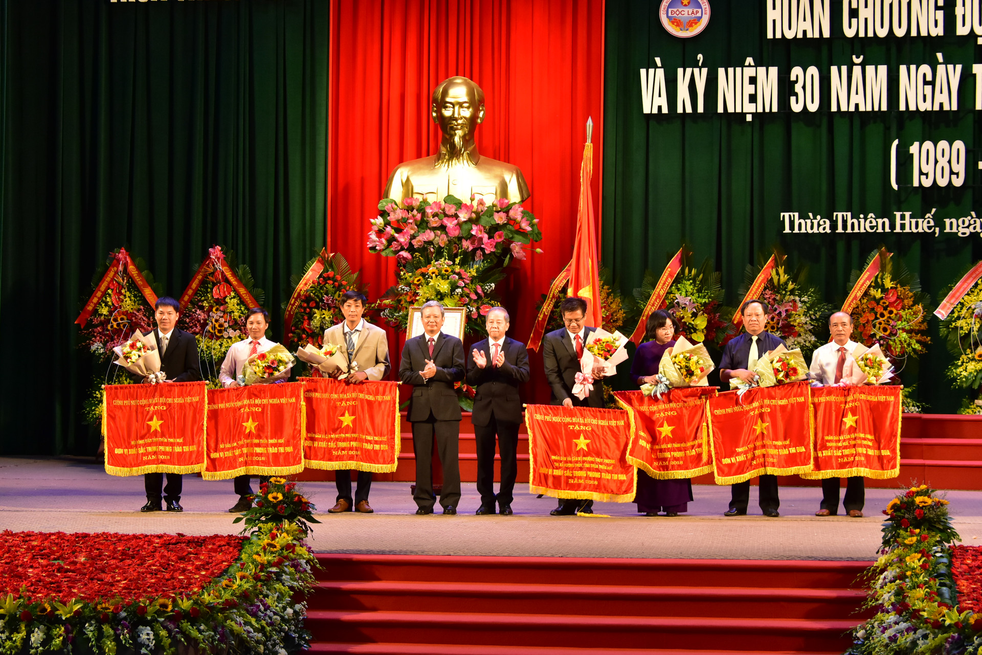 TT-Huế đón nhận Huân chương Độc lập hạng Nhất dịp kỷ niệm 30 năm tái lập tỉnh