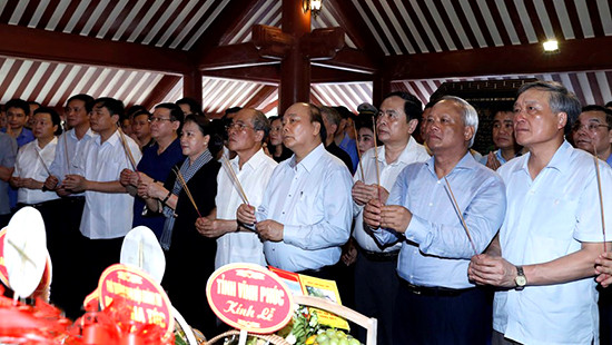 Thủ tướng Chính phủ và Chủ tịch Quốc hội dâng hương tưởng niệm Chủ tịch Hồ Chí Minh