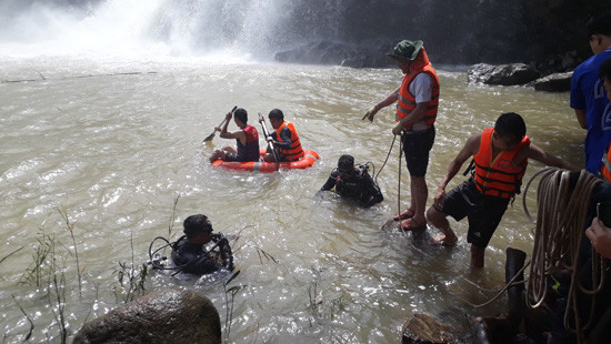 Tiếp tục công tác tìm kiếm 3 thanh niên mất tích ở thác nước