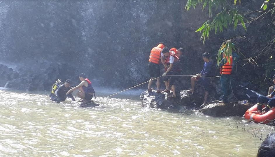 Tìm kiếm 3 thanh niên mất tích ở thác nước: Chưa tiếp cận được trung tâm dòng thác