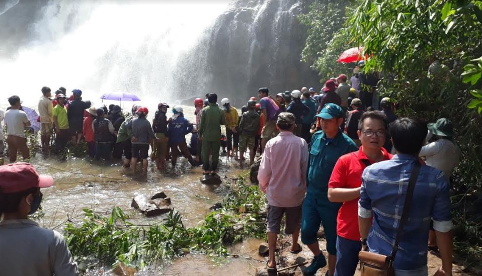 Tìm kiếm 3 thanh niên mất tích ở thác nước: Chưa tiếp cận được trung tâm dòng thác