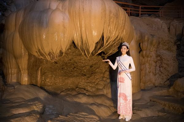 Hoa hậu Lương Thuỳ Linh thả dáng giữa chốn bồng lai tiên cảnh của Cao Bằng