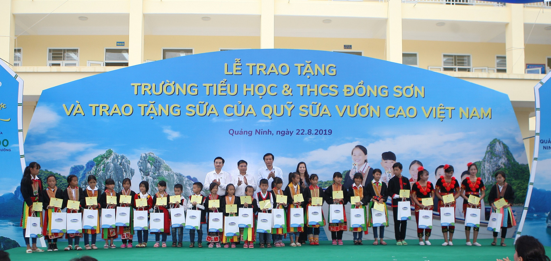 Trẻ em Quảng Ninh đón nhận ngôi trường mới và hơn 71 ngàn ly sữa từ Quỹ sữa Vươn cao Việt Nam