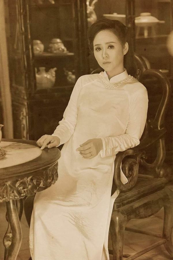 Nét duyên thầm của thiếu nữ Hà Nội xưa qua tà áo dài trắng trong
