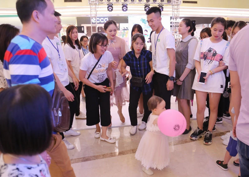 Mẹ con diễn viên Lan Phương khiến fan vây kín tại Lễ hội 