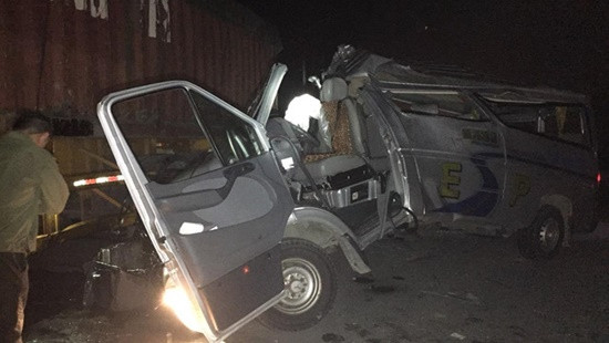 Xe khách tông đuôi xe container, 16 người bị thương