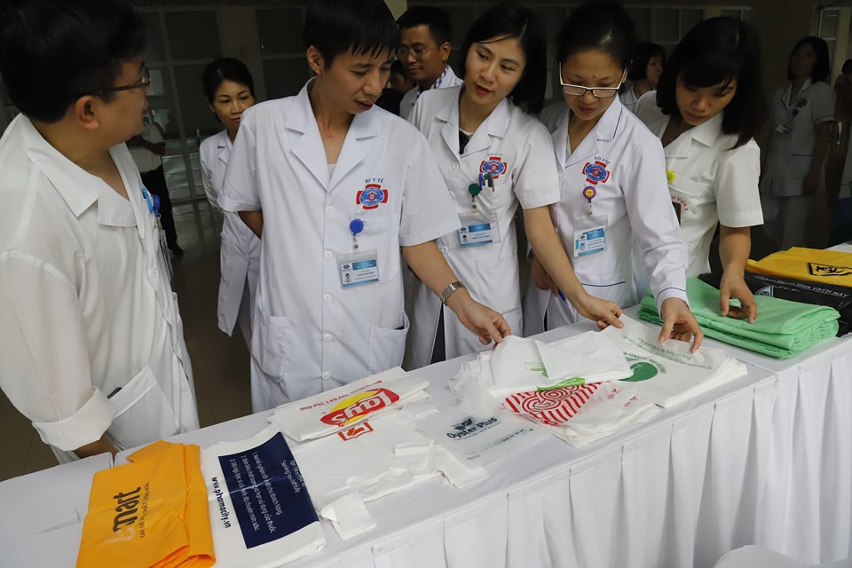 Giảm thiểu rác thải nhựa, Bệnh viện K sẽ thay thế túi nilon bằng túi sinh học