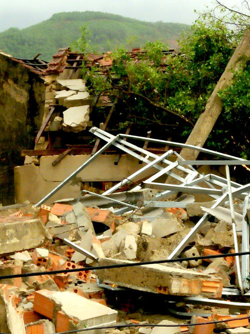 Hà Tĩnh: Bão áp sát, lốc xoáy làm tốc mái hàng chục nhà dân