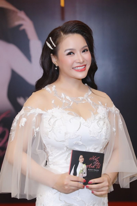 'Sao Mai' Đinh Trang 'Hát đợi anh về' theo phong cách opera cổ điển