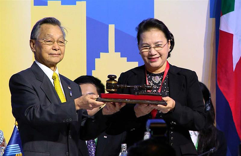 Việt Nam nhận chức Chủ tịch luân phiên tại Lễ bế mạc Đại Hội đồng AIPA 40