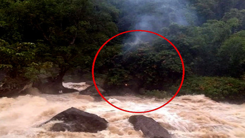 Nghệ An: Giải cứu 4 người bị mắc kẹt giữa sông trong lũ dữ