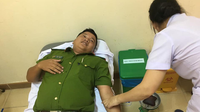 Chiến sĩ công an vượt 60 km đến bệnh viện hiến máu cứu người